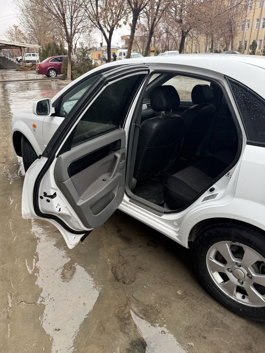 Jentra moshinasi sotiladi