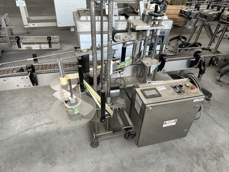 Линия за автоматично пълнене, затваряне на капак и поставяне на етикет