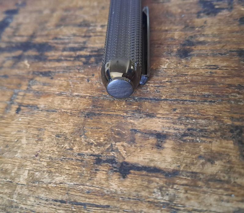 писалка HUGO BOSS Gun метал с модернизирани шарки на рибена кост