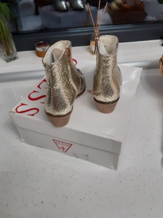 Ghete Guess piele, marimea 35