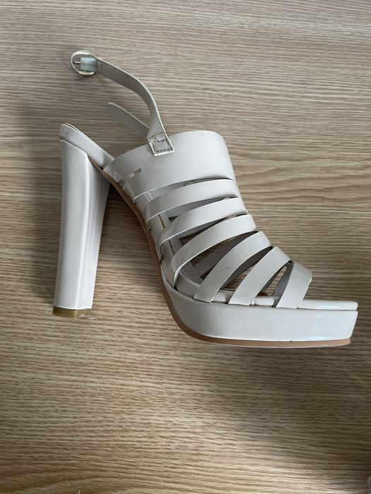 Sandale cu toc nude 35