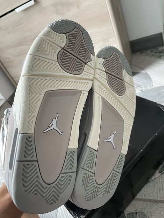 Jordan 4 frozen Moments
