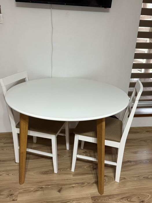 Vând masă și 4 scaune !