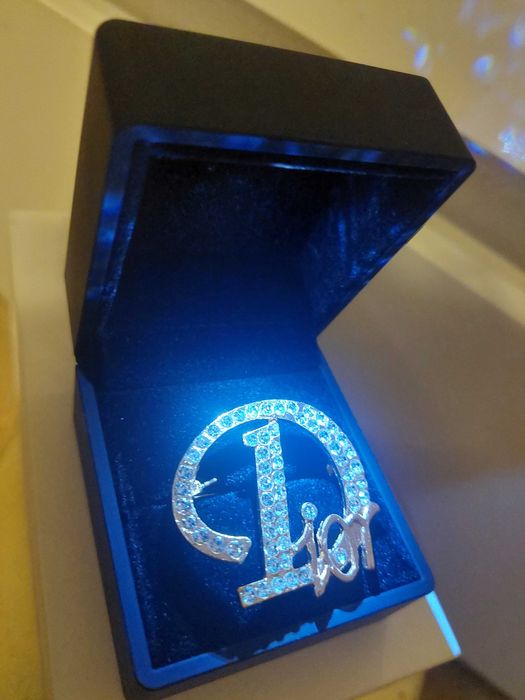Brosa de lux Dior in cutie de bijuterii cu led