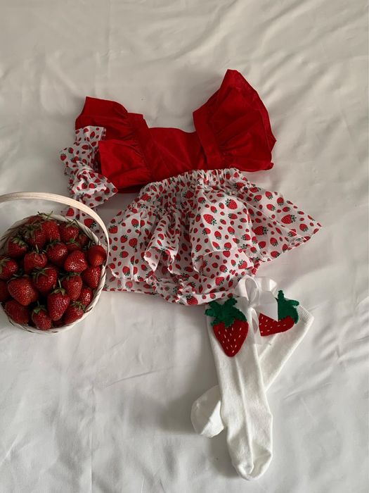 Клубничный образ для малыша