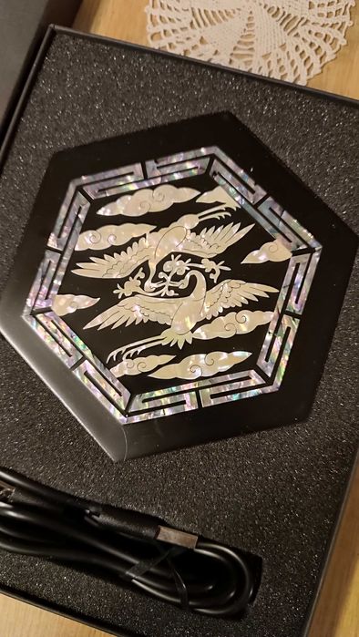 безжично Qi зарядно устройство. Корейско, седеф инкрустирано