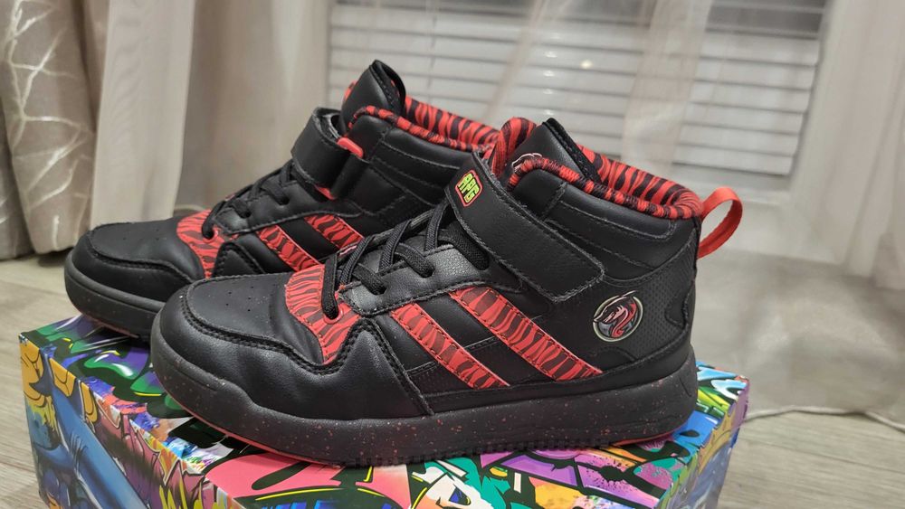 Продавам високи маратонки APG