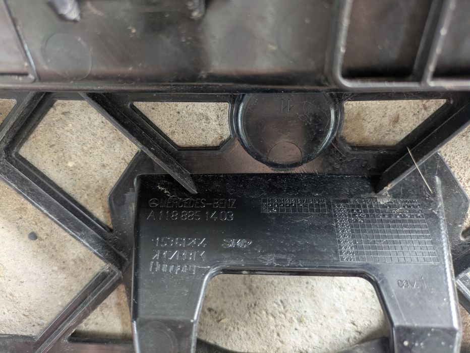 Suport central mască radiator bară trager Mercedes CLA W118