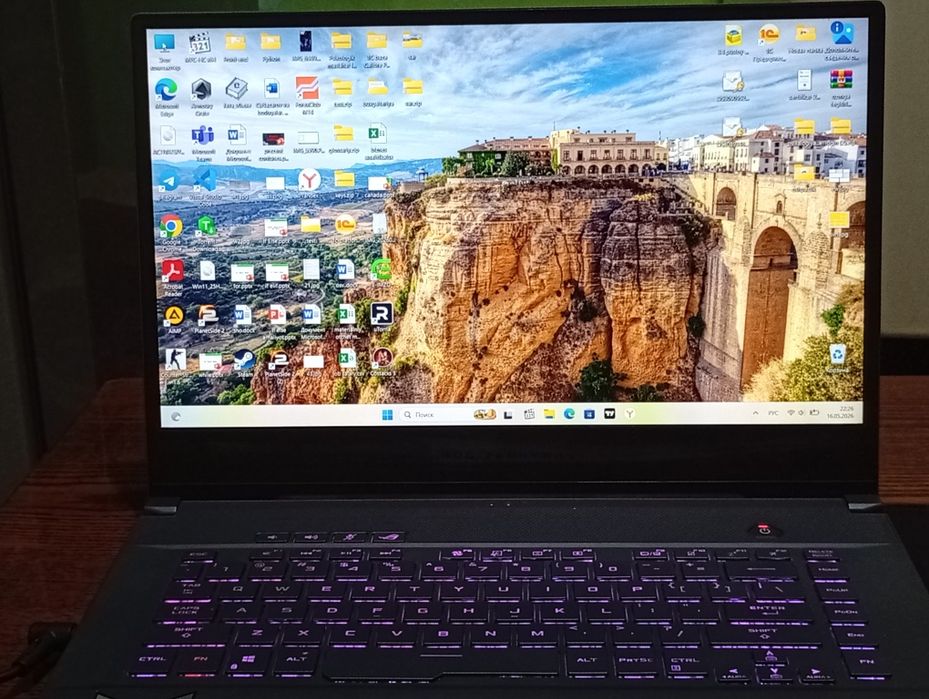 Republic of gamers IP ekranli notebook srochna sotiladi