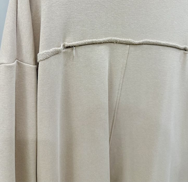 Бежевое платье в стиле oversize