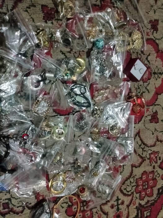 Продам бижутерию.