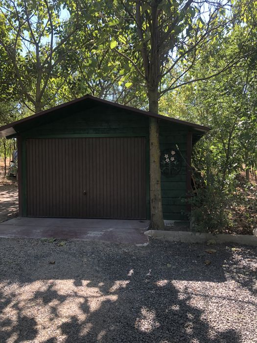 Vand casa cu piscina pe un teren de 50de arii adica 5000 metri patrati