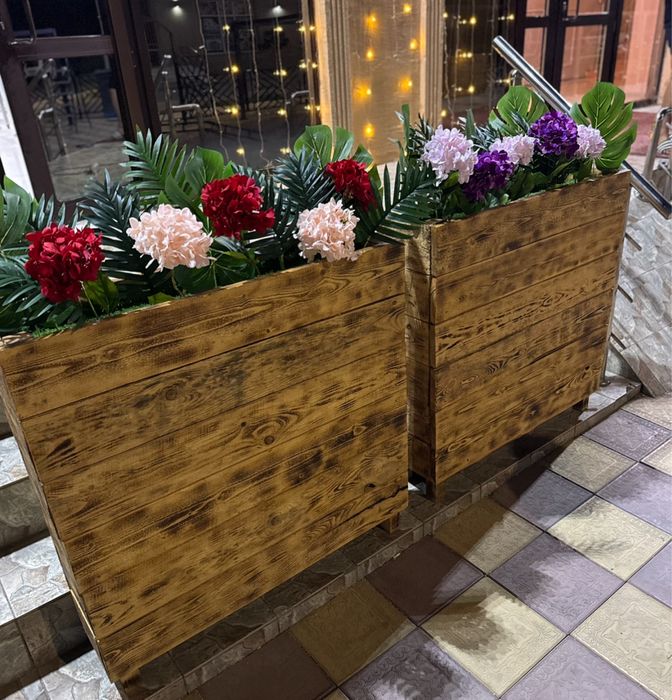 Деревянный ящик с искусственными цветами