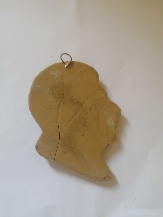 Картичка в рамка и гипсови орнамент с изображението на Сталин.