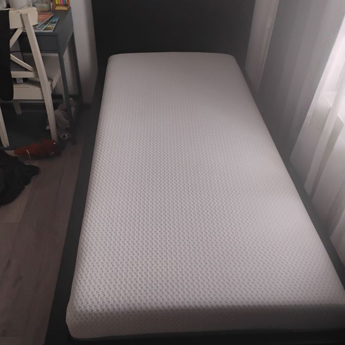 Vând 2 paturi Ikea 90x200 cu saltele și sertare incluse