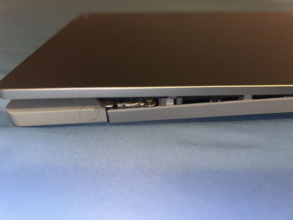 Laptop Lenovo IdeaPad 5 - stare ok , rama deslipita intr o parte