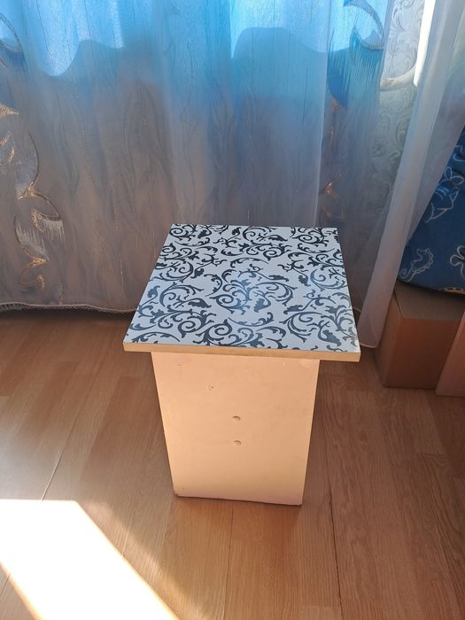 Продам стол и стулья