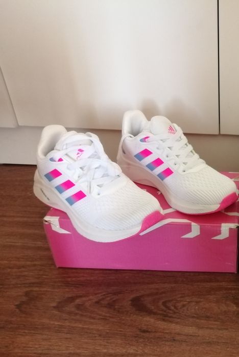 Кроссовки модные, новые