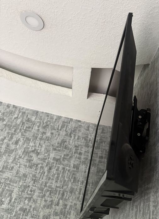 Телевизор  АРТЕЛ 32" + КРОНШТЕЙН  почти новый!