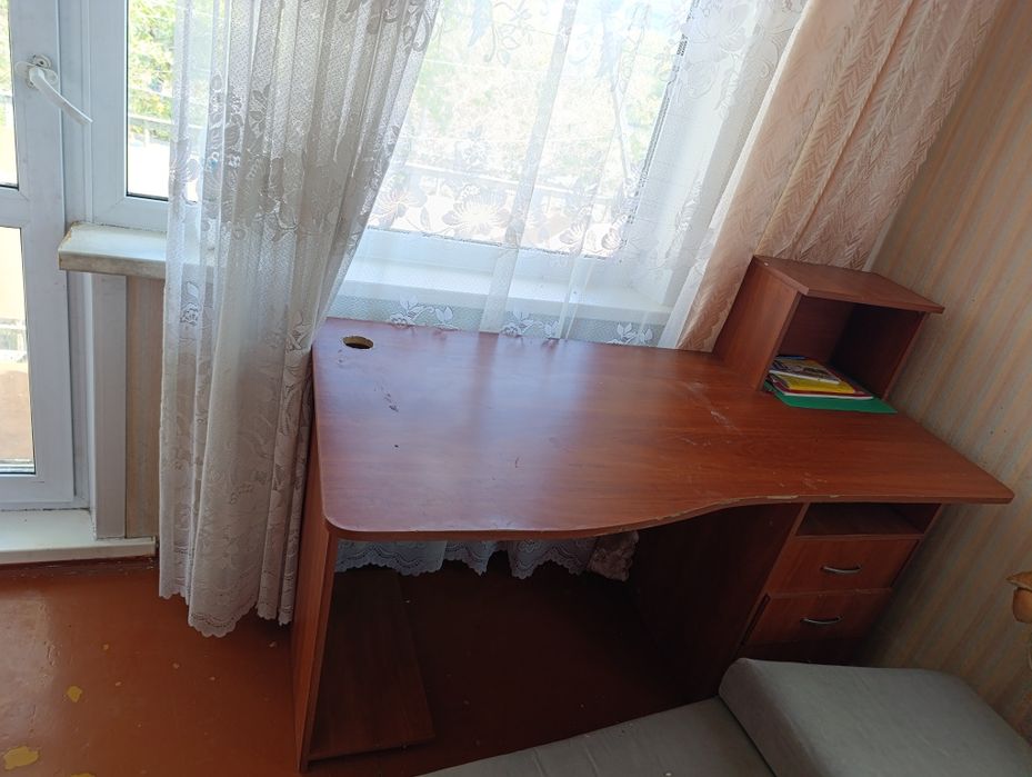 Продаю стол компьютерный