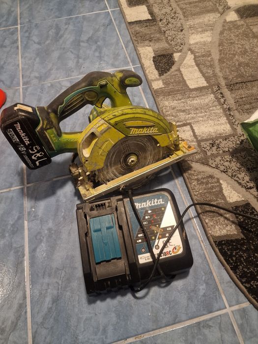 Circular makita de mana în perfecta stare vine cu incarcator și bateri