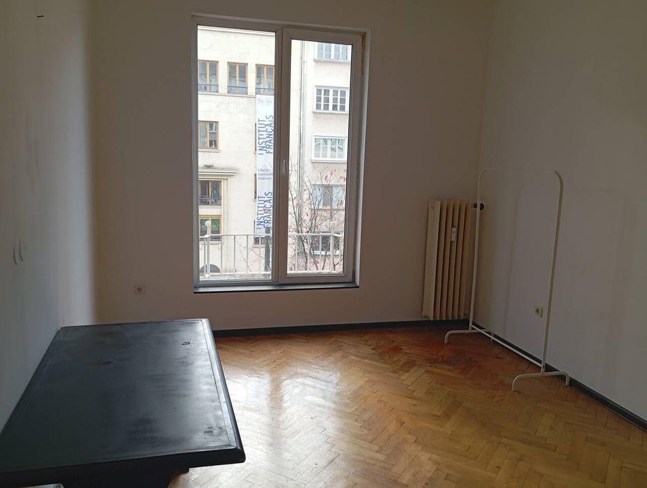 Дава се под наем Тристаен апартамент в София, Център - 100 кв.м за 715 € - Снимка #1