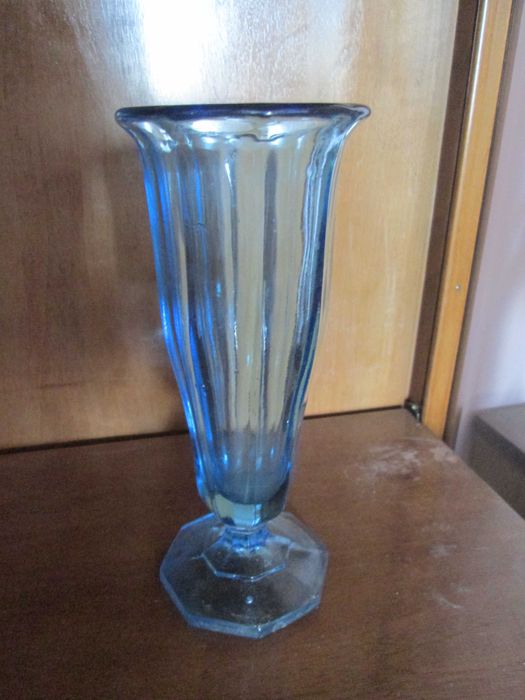 Vaza veche Art Deco, din sticla albastra