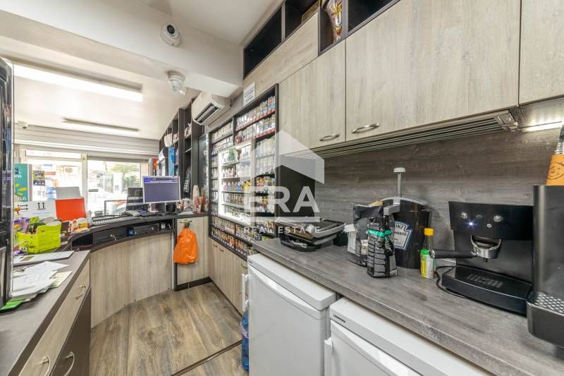 Оборудван, разработен, партерен магазин за продажба, с лице на оживена