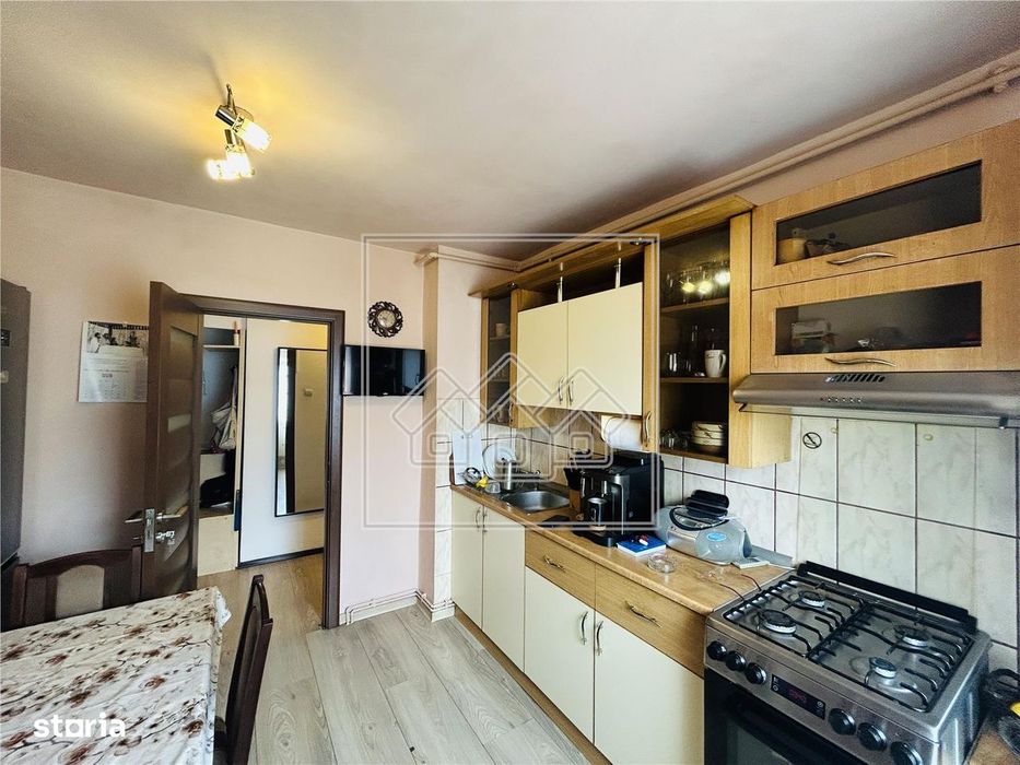 Ap decomandat, 4 camere, balcon - Zona Mihai Viteazu