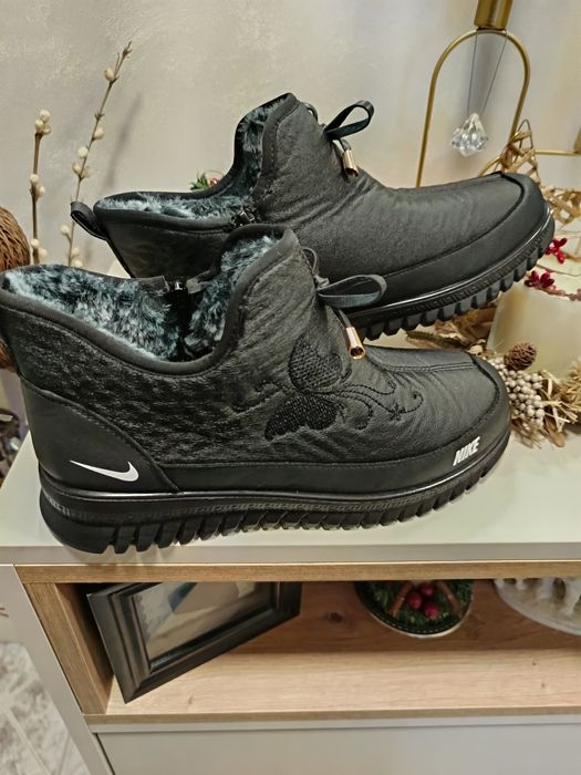 Дамски спортни боти