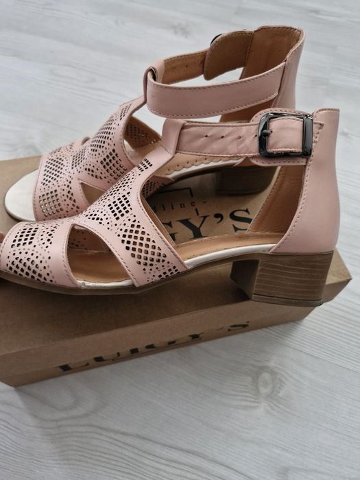 Sandale marimea 37