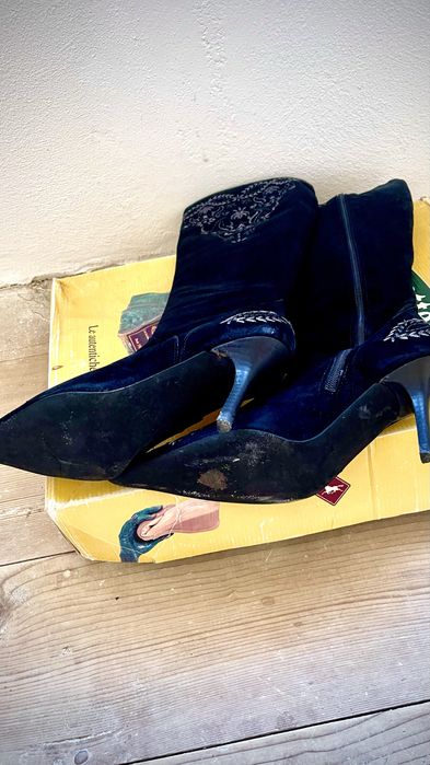 Cizme stilet din piele intoarsa naturala  culoare neagra , broderie argintie