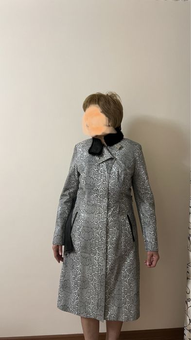 Женский кожаный плащ