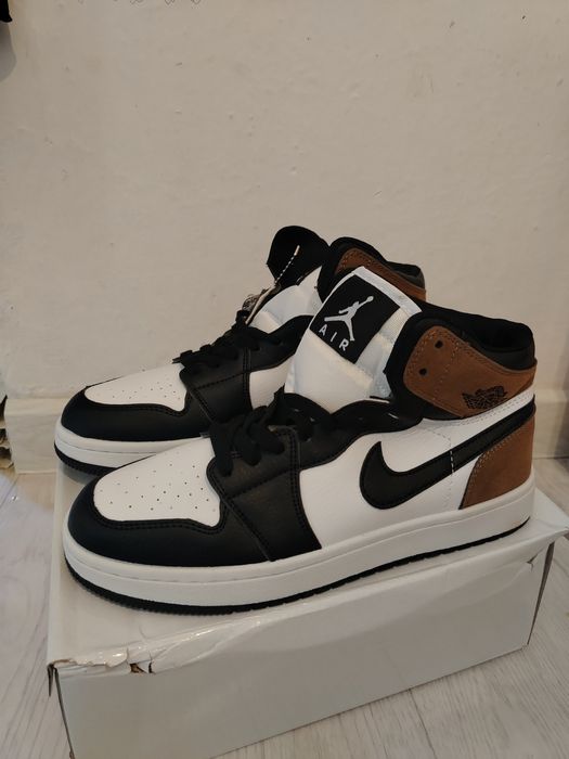 Обувь кроссовкии