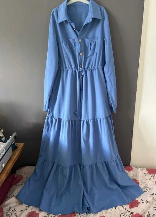 Rochița bleu închis, croiala lejera