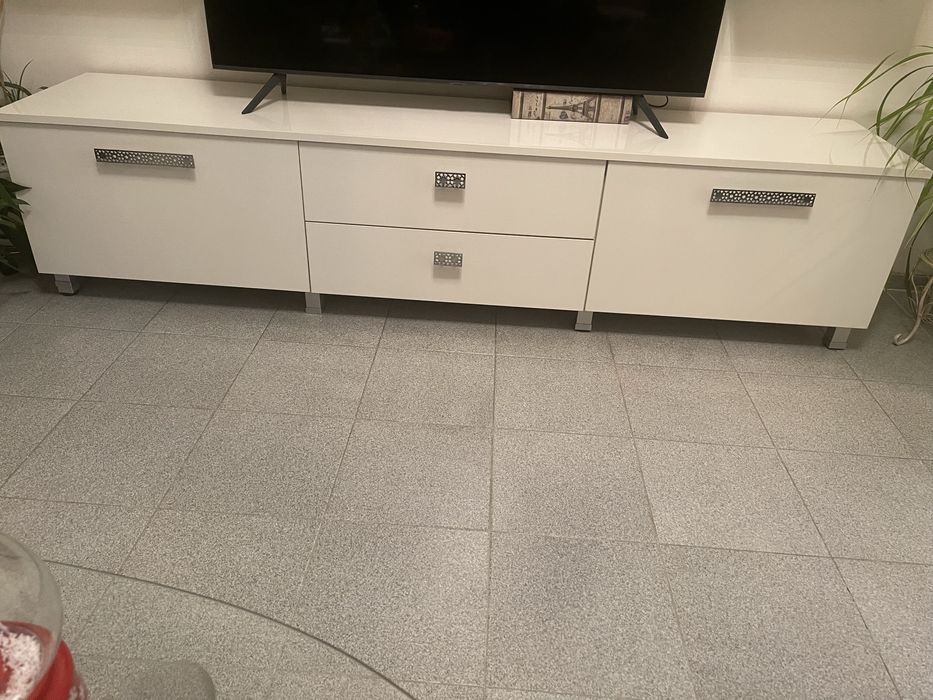 Шкаф за телевизор (хол)