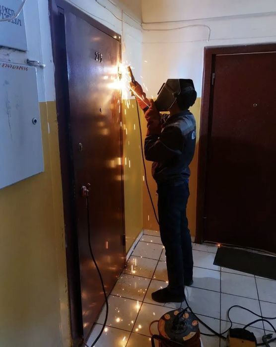 Плотник, мастер по дверям,