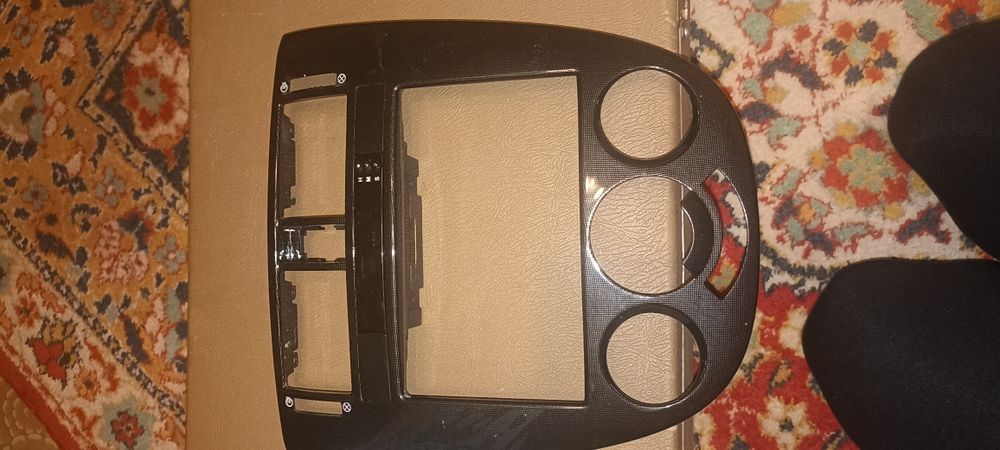 Продаю магнитофон и панель с часами от джентры. Заводские