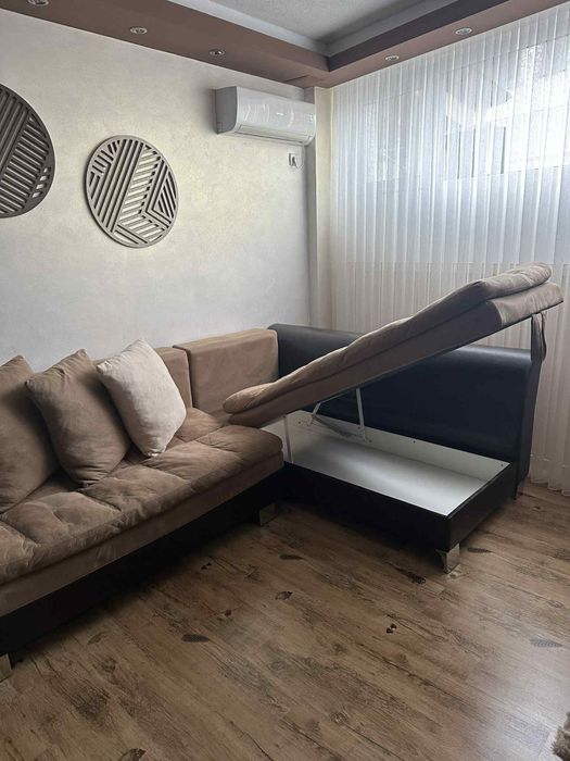 Разтегателен диван и маса