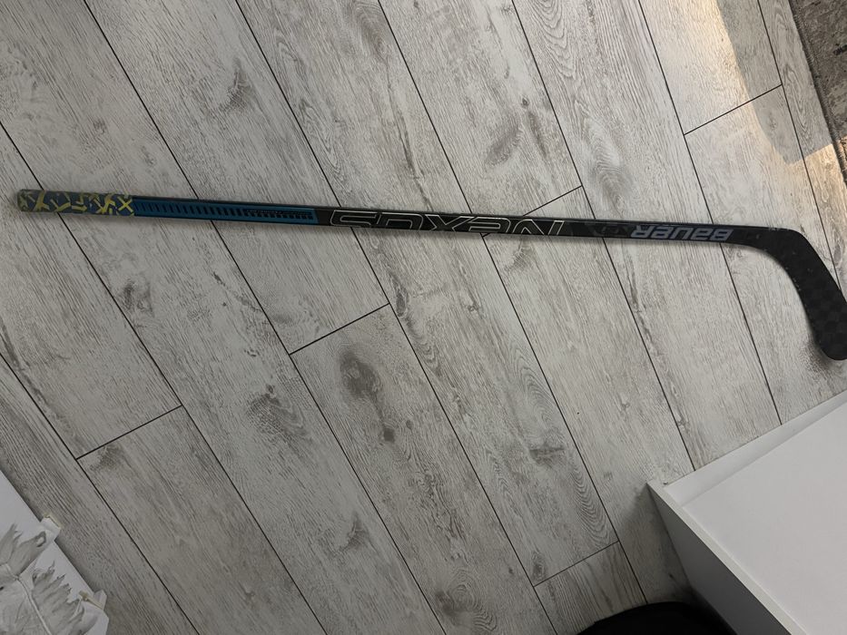 Продам срочно профессиональную клюшку BAUER