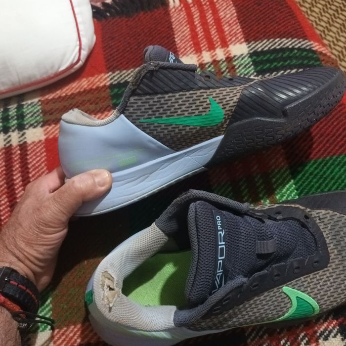 Тенис маратонки за червено.