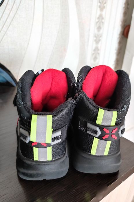 Продам  кроссовки утепленные , кроссовки