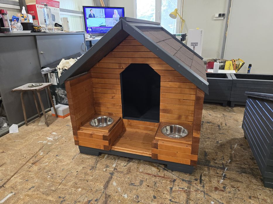 Cusca caine, lemn masiv, stilizata