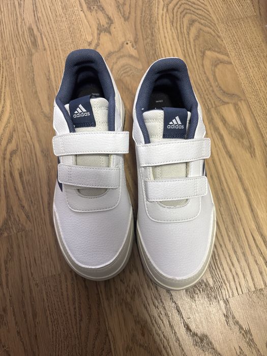 Новые кроссовки Adidas, размер 35.