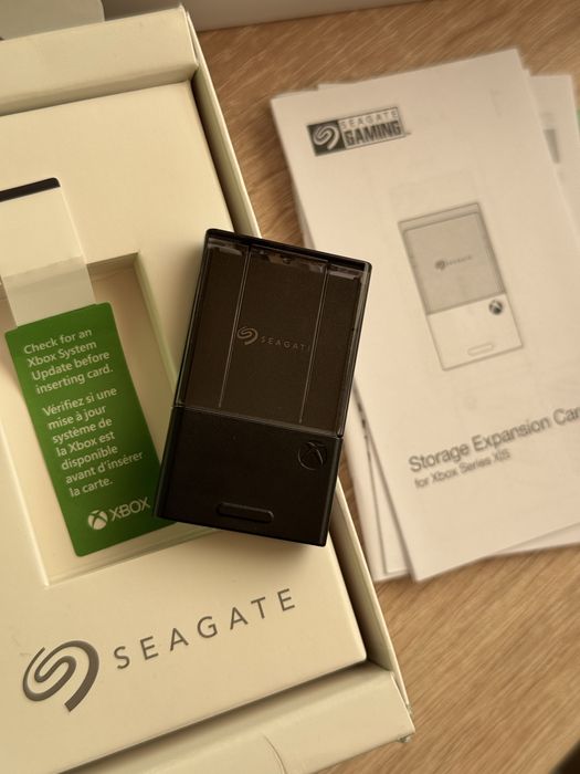 Xbox series s 512gb два контролера + 1tb Seagate expansion card