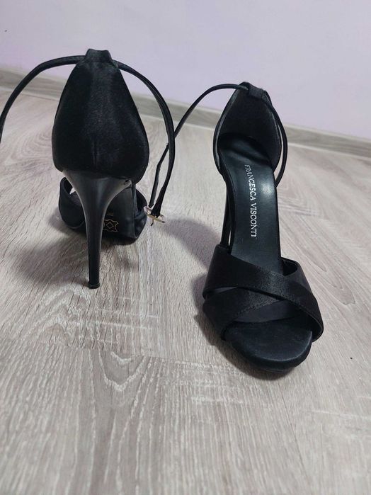 Сандали с висок ток