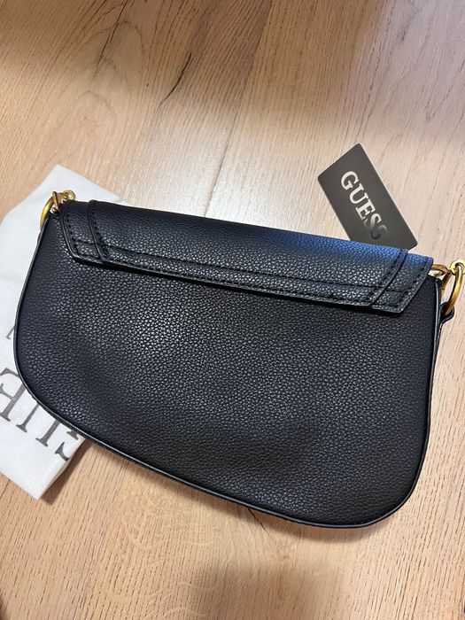 Черна кожена чанта Guess