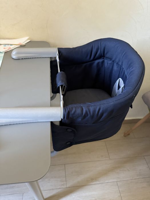 Scaun atasabil la masa de bucatarie-Inglesina