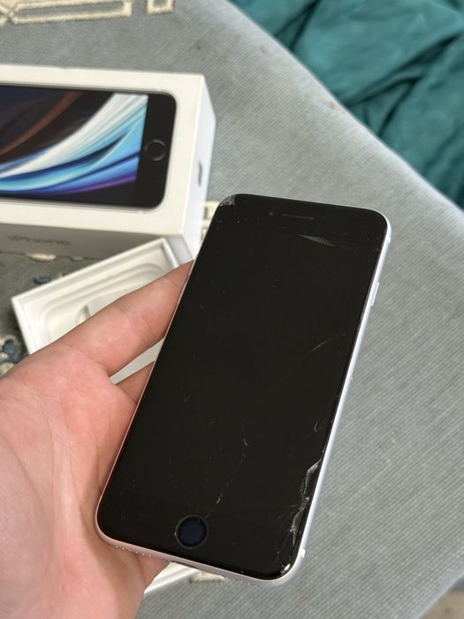 Продаю iPhone SE2020