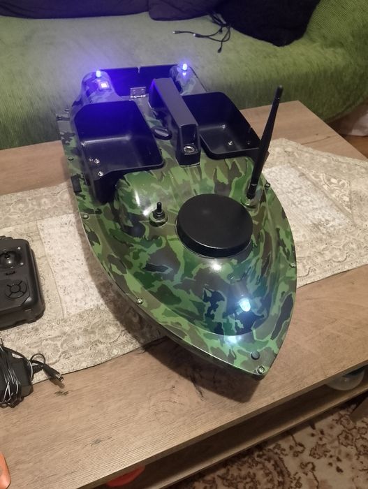 Лодка за захранка, макари, стойка